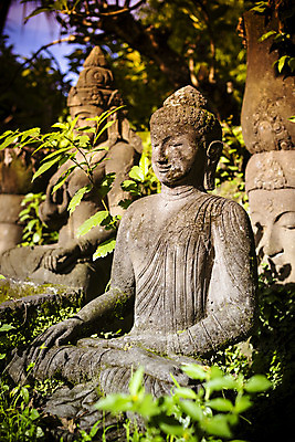 포토 JPG 해외이미지 1 전통 남자 아시아 종교 얼굴 선 조각 불교 건축양식 미술 사람 앉기 동양인 사람없음 야외 세로 조각상 수확 골동품 바위 사찰 거친 역사 심볼 묘사 명상 오브젝트 질감 복고 발리 천연기념물 그런지 숭배 옛날 스타일 해외202004 해외포토 건축 나라 섬 농업 종교건축 모션 문화예술 인종 신체부위 조형물 돌_바위 인도네시아 파일형식 이미지허브