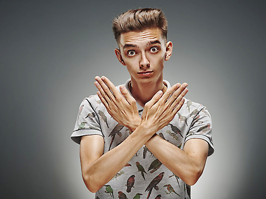 포토 JPG 해외이미지 백인 라이프스타일 남자 행복 감정 얼굴 한명 웃음 사람 성인 10대 가로 머리 표현 긍정 해외202004 해외포토 서양인 1 컨셉 청소년 표정 생활 신체부위 파일형식 이미지허브