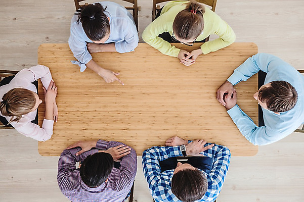 포토 JPG 해외이미지 직업 여자 컨셉 비즈니스 탁자 설계 직장 함께함 대화 사람 앉기 여러명 사무실 공백 가리킴 업무 작업 비즈니스맨 그룹 토론 책상 카피스페이스 브레인스토밍 해외202004 해외포토 남자 가구 다수 회사 모션 말하기 손짓 직장인 파일형식 이미지허브