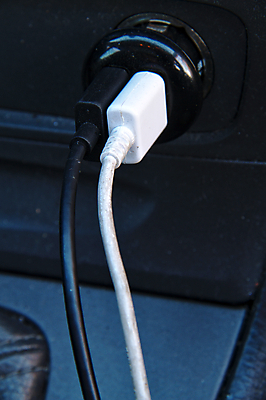 포토 JPG 해외이미지 장신구 자동차 사람없음 내부 전자제품 알약 장비 운전사 USB 전화기 충전 충전기 해외202004 해외포토 직업 육상교통 약 기계 파일형식 이미지허브