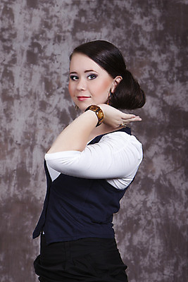 포토 JPG 해외이미지 백인 모델 1 응시 여자 얼굴 포즈 셔츠 비즈니스 갈색머리 한명 사람 정장 성인 유행 흰색 표현 조끼 비즈니스우먼 자신감 우아함 경영 스타일 해외202004 해외포토 서양인 헤어스타일 시선 옷 감정 컬러 컨셉 상의 신체부위 외투 직장인 파일형식 이미지허브