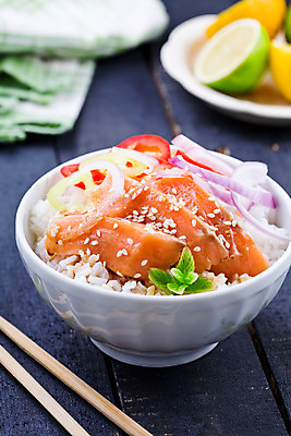 포토 JPG 해외이미지 음식 분홍색 채소 오렌지 밥 양파 건강 사람없음 빨간색 초록색 파란색 컬러풀 노란색 검은색 식사 흰색 사발 닫기 레몬 민트 허브 해산물 라임 연어 후추 아보카도 점심식사 입가심 해외202004 해외포토 식물 컬러 과일 모션 어류 사기그릇 향신료 파일형식 이미지허브