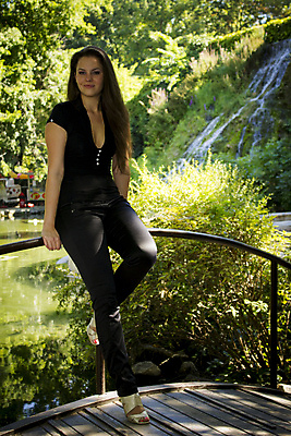 포토 JPG 해외이미지 나무 백인 모델 1 계절 공원 여자 행복 얼굴 자연 갈색머리 한명 사람 성인 야외 초록색 맑음 봄 기쁨 흰색 내추럴 해외202004 해외포토 서양인 식물 헤어스타일 공공시설 감정 컬러 날씨 신체부위 생태계 파일형식 이미지허브