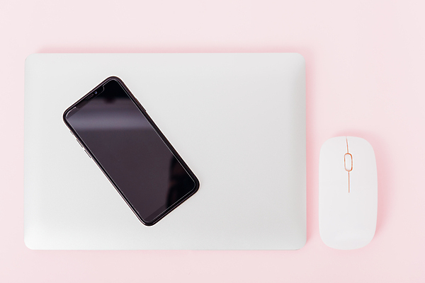 포토 JPG 해외이미지 분홍색 실내 사람없음 노트북 스마트폰 무선마우스 목업 해외202004 해외포토 컬러 내부 전자제품 핸드폰 스마트기기 마우스 파일형식 이미지허브