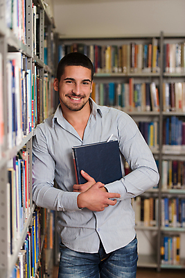 포토 JPG 해외이미지 백인 1 학생 라이프스타일 교육 남자 청소년 탁자 책장 한명 서기 사람 소년 성인 10대 책 스터디 독서 도서관 볼륨 스마트 책상 교과서 싱글 대학교 관심 심각 지능 해외202004 해외포토 서양인 어린이 가구 컨셉 학교 모션 교재 생활 학습 파일형식 이미지허브