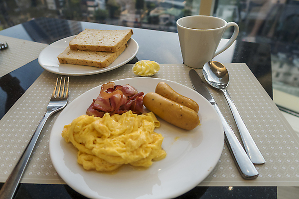 포토 JPG 해외이미지 접시 영어 커피 음식 빵 토마토 콩 감자 육류 요리 사람없음 옆모습 계란 숟가락 맑음 식사 버섯 튀김 뜨거움 소시지 아침식사 굽기 가득함 각도 토스트 베이컨 노른자 평야 해로움 해외202004 해외포토 문자 식기 음료 뷰포인트 컨셉 채소 식재료 자연 날씨 곡류 수저 돼지고기 알 가공식품 구이 파일형식 이미지허브