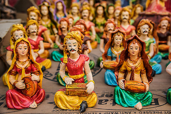 포토 JPG 해외이미지 전통 디자인 드레스 옷 아시아 문화 음악 인형 놀이 앉기 사람없음 장식 빨간색 컬러풀 장난감 갈색 세일 활발 기구 시장 작음 인도인 오브젝트 점토 수공예 공평 꼭두각시 매각 뮤지컬 솜씨 줄서기 해외202004 해외포토 외국인 나라 컬러 컨셉 모션 문화예술 동양인 크기 공예 파일형식 이미지허브