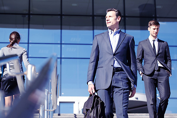 포토 JPG 해외이미지 직업 회사 비즈니스 노동자 미소 사람 정장 건물 세명 사무실 걷기 계단 업무 비즈니스맨 비즈니스우먼 그룹 동료 경영 해외202004 해외포토 건축물 옷 여자 남자 관계 모션 표정 작업 직장인 파일형식 이미지허브