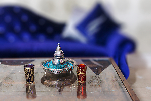 포토 JPG 해외이미지 전통 라이프스타일 음료 가구 쿠션 베개 유리 탁자 호텔 주전자 아파트 실내 동양인 사람없음 장식 컵 세트 소파 반사 상점 금속 방 수확 시골 휴게실 고급 아침식사 은색 찻잔 찻주전자 철 서비스 상쾌 복고 보케 블러 아랍어 해외202004 해외포토 식기 감정 컬러 생활용품 컨셉 농업 의자 침구 재질 숙소 주방용품 잔 주택 인종 내부 생활 식사 파일형식 이미지허브