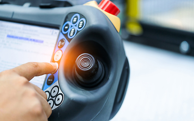 포토 JPG 해외이미지 손 산업 아시아 백그라운드 컨셉 공장 태국 노동자 사람 동양인 사람없음 컴퓨터 금속 스크린 기계 공구 업무 엔지니어 제조 스마트 로봇 시스템 조이스틱 공학 관리자 방법 인공 자동 자동화 제어 지능 해외202004 AI_인공지능 해외포토 직업 교육 나라 공업 재질 인종 신체부위 전자제품 도구 작업 기술자 게임기 파일형식 이미지허브