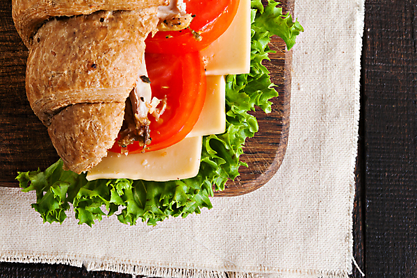 포토 JPG 해외이미지 토마토 채소 치즈 실내 사람없음 하이앵글 식탁보 크루아상 나무도마 나무배경 해외202004 크루아상샌드위치 해외포토 빵 뷰포인트 백그라운드 유제품 도마 샌드위치 내부 목재 파일형식 이미지허브