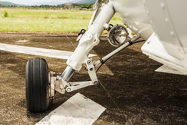 포토 JPG 해외이미지 교통시설 서기 사람없음 빛 흰색 바퀴 구출 헬리콥터 항공 군용 타이어 무거움 기어 옛날 착륙 해외202004 해외포토 컬러 교통 모션 비행기 군대 도움 무게 시설 파일형식 이미지허브