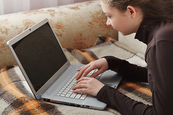 포토 JPG 해외이미지 백인 학생 라이프스타일 응시 여자 교육 행복 인터넷 비즈니스 사업가 교실 학교 수업 바닥 주택 한명 사람 앉기 내부 10대 노트북 스터디 컴퓨터 공책 방 기록 업무 작업 인쇄 온라인 리빙 해외202004 해외포토 서양인 직업 1 시선 감정 모션 청소년 문구용품 건물 생활 전자제품 학습 파일형식 이미지허브
