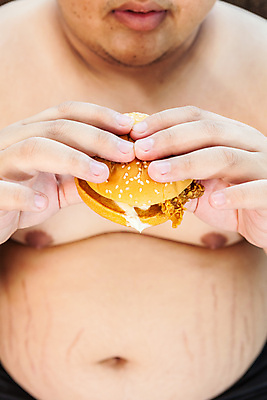 포토 JPG 해외이미지 라이프스타일 남자 음식 신체 다이어트 치즈 주택 패스트푸드 샌드위치 건강 육류 한명 사람 앉기 동양인 성인 식사 소고기 햄버거 폐기물 큼 먹기 배고픔 비만 안락의자 칼로리 점심식사 치즈버거 해로움 못생김 해외202004 해외포토 1 컨셉 의자 식재료 모션 유제품 인종 건물 생활 인스턴트 쓰레기 크기 몸매 파일형식 이미지허브