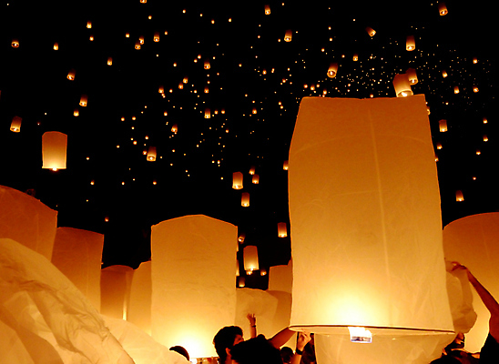 포토 JPG 해외이미지 사람 여러명 야외 빛 야간 풍등 풍등날리기 풍등놀이 풍등행사 풍등축제 해외202004 해외포토 자연요소 다수 놀이 조명 이벤트 등축제 파일형식 이미지허브