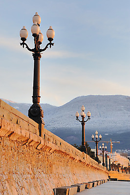 포토 JPG 해외이미지 구름 도로 바다 조각 건축양식 자연 하늘 휴가 조명 산 바닥 항해 풍경 사람없음 여름 빛 유행 항구 장비 등불 램프 만 화려 가장자리 휴양지 방파제 대리석 장면 부둣가 철책 스타일 수평선 해외202004 해외포토 자연요소 계절 공공시설 건축 길 컨셉 배_교통 재료 교통시설 장소 둘레 생태계 파일형식 이미지허브
