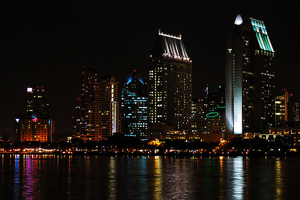 포토 JPG 해외이미지 파도 전등 사람없음 건물 빨간색 물 파란색 도시풍경 컬러풀 반사 보라색 만 야간 스카이라인 해외202004 해외포토 자연요소 건축물 바다 컬러 조명 풍경 도시 파일형식 이미지허브