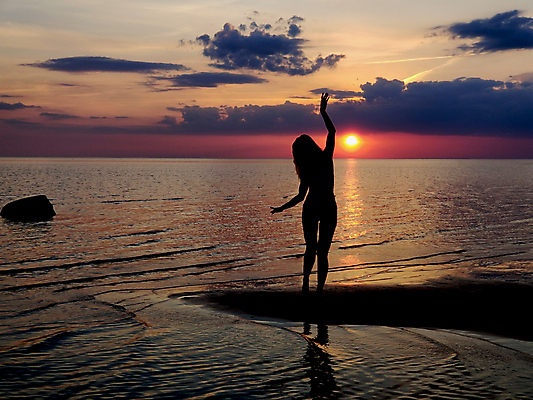포토 JPG 해외이미지 라이프스타일 여자 행복 실루엣 바다 백그라운드 자연 하늘 건강 한명 사람 야외 물 여름 비키니 햇빛 태양 우주 일출 일몰 오픈 해외202004 해외포토 자연요소 1 계절 수영복 감정 촬영기법 생활 노을 생태계 파일형식 이미지허브