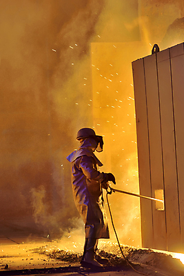 포토 JPG 해외이미지 산업 포즈 비즈니스 불 불꽃 노동자 사람 사람없음 컵 빨간색 빛 금속 흰색 업무 뜨거움 액체 행운 붓기 오븐 제조 보호 군중 위험 수집 철 집중 국자 황소 매움 만들기 연소 용광로 주조 철강 해외202004 해외포토 자연요소 직업 식기 컬러 컨셉 모션 재질 주방용품 가전제품 작업 소 맛 파일형식 이미지허브