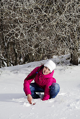 포토 JPG 해외이미지 백인 라이프스타일 옷 계절 여자 행복 얼굴 백그라운드 겨울 청소년 자연 놀이 날씨 휴가 한명 사람 야외 10대 걷기 기쁨 추위 흰색 숲 서리 1월 해외202004 해외포토 서양인 1 감정 컬러 모션 생활 신체부위 날짜 생태계 파일형식 이미지허브