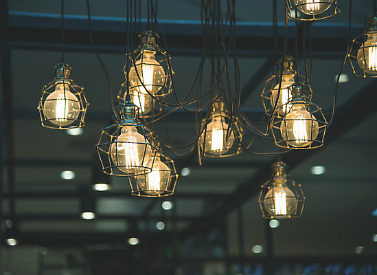 포토 JPG 해외이미지 디자인 백그라운드 전구 건축양식 조명 매달리기 미술 사람없음 내부 장식 빛 식당 검은색 수확 골동품 흰색 램프 클래식 고급 천장 샹들리에 고립 해외202004 해외포토 건축 컬러 컨셉 농업 모션 문화예술 상점 파일형식 이미지허브