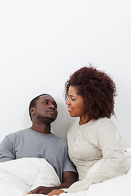 포토 JPG 해외이미지 모델 1 라이프스타일 응시 행복 얼굴 백그라운드 가정 베개 휴식 아파트 주택 사람 앉기 두명 가로 카메라 검은색 침실 방 잠옷 침대 재산 거짓말 옛날 해외202004 해외포토 시선 옷 감정 컬러 가구 컨셉 침구 모션 건물 생활 신체부위 금융 전자제품 파일형식 이미지허브