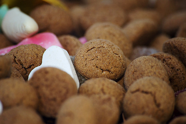 포토 JPG 해외이미지 캐릭터 백그라운드 휴가 사탕 사람없음 빨간색 갈색 유로 흰색 하트 축하 성자 편지 네덜란드 해외202004 해외포토 모양 유럽 종교 컬러 컨셉 돈 디저트 파일형식 이미지허브