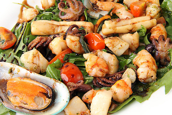 포토 JPG 해외이미지 음식 토마토 채소 조개 새우 건강 요리 사람없음 가로 초록색 식당 식사 저녁식사 샐러드 튀김 껍질 신선 뜨거움 맛 혼합 해산물 오징어 문어 칼로리 해외202004 해외포토 컬러 컨셉 어패류 연체동물 갑각류 상점 수중동물 파일형식 이미지허브