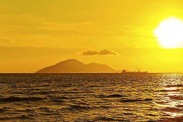 포토 JPG 해외이미지 산업 바다 비즈니스 교통시설 하늘 항해 안테나 사람없음 야외 가로 물 파란색 글로벌 태양 항구 일몰 장비 거래 화물 만 큼 나무상자 컨테이너 배송 함선 상업 태평양 무거움 홍콩 소매 적재 로딩 유조선 방식 해외202004 해외포토 자연요소 컬러 교통 배_교통 통신 상자 노을 중국 운송업 무게 크기 시설 파일형식 이미지허브