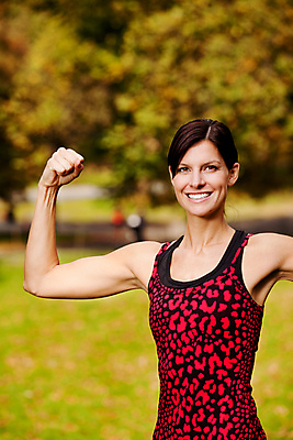 포토 JPG 해외이미지 백인 모델 공원 여자 행복 신체 근육 건강 한명 미소 성인 초록색 운동 스트레칭 힘 흰색 근육질 팔 이두근 해외202004 해외포토 서양인 1 공공시설 감정 컬러 표정 사람 신체부위 몸매 파일형식 이미지허브