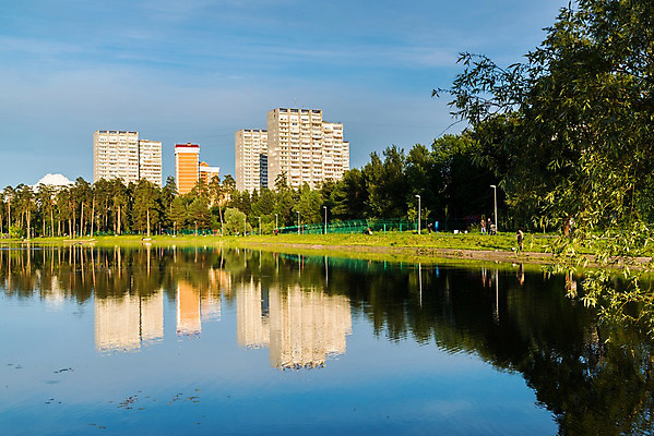 포토 JPG 해외이미지 나무 1 공원 호수 건축양식 학교 자연 하늘 풍경 사람없음 건물 물 여름 빛 강 반사 맑음 일몰 연못 도시 소나무 잠 저녁 숲 친환경 러시아 지역 모스크바 생태학 해외202004 해외포토 자연요소 식물 건축물 계절 공공시설 교육 건축 유럽 날씨 노을 환경 야간 생태계 파일형식 이미지허브