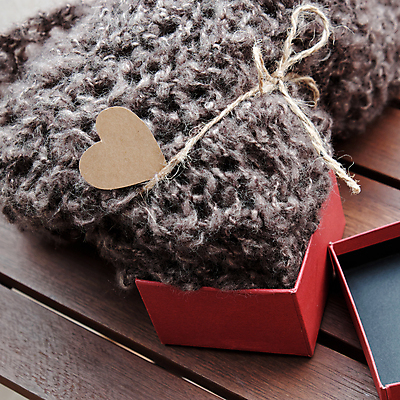 포토 JPG 해외이미지 계절 백그라운드 겨울 장신구 엄마 휴가 따뜻함 크리스마스선물 선물 사랑 사람없음 갈색 목도리 하트 뜨개질 삼베 니트 만족 만들기 DIY 양모 핸드메이드 어머니의날 해외202004 해외포토 모양 잡화 기념일 감정 컬러 상의 크리스마스 가족 모션 취미 직물 미국문화 파일형식 천_직물 이미지허브