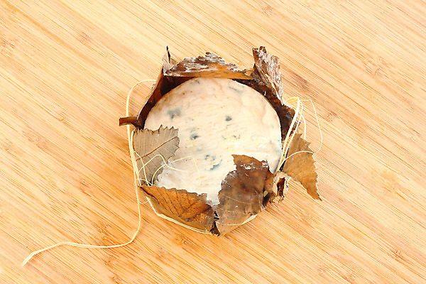 포토 JPG 해외이미지 전통 밧줄 잎 포장 염소 치즈 사람없음 목재 파란색 갈색 머리 덮개 흰색 널 정상 유기농 프랑스어 곰팡이 해외202004 해외포토 나무 식물 문자 웰빙 줄 컬러 재료 포유류 유제품 신체부위 뚜껑 파일형식 이미지허브