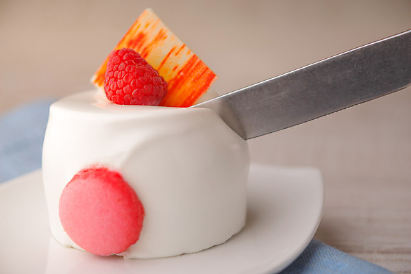 포토 JPG 해외이미지 접시 열매 음식 분홍색 백그라운드 탁자 디저트 요리 사람없음 가로 빨간색 파란색 갈색 케이크 금속 얼음 카페 빵집 식탁보 흰색 도자기 칼 달콤 맛 아침식사 설탕 자르기 굽기 먹기 냅킨 산딸기 카페테리아 페스츄리 해외202004 해외포토 자연요소 식물 식기 빵 컬러 가구 컨셉 과일 모션 재질 상점 식사 구이 파일형식 이미지허브