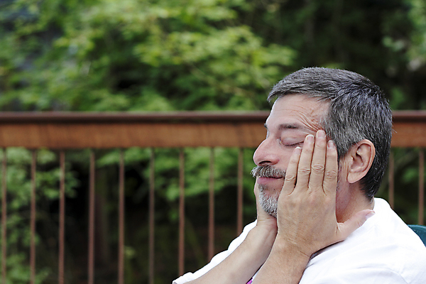 포토 JPG 해외이미지 나무 백인 손 남자 50대 손가락 자연 수염 스트레스 건강 한명 성인 야외 검은색 고통 회색 흰색 피부 두통 안심 긴장 부담 압력 철책 편두통 해외202004 해외포토 서양인 식물 1 감정 컬러 중년 육류 사람 신체부위 질병 생태계 파일형식 이미지허브
