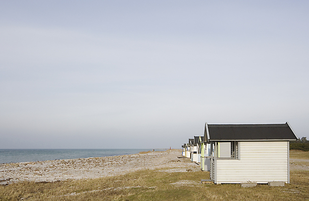 포토 JPG 해외이미지 모래 하늘 휴가 휴식 영국 잉글랜드 풍경 사람없음 목재 여름 파란색 상자 컬러풀 햇빛 태양 그룹 변화 오두막 일렬 헛간 샬레 해외202004 해외포토 자연요소 나무 계절 유럽 컬러 컨셉 재료 실험기구 저장고 파일형식 이미지허브