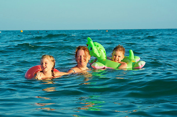 포토 JPG 해외이미지 계절 어린이 파도 바다 가족 놀이 휴가 세명 물 파란색 빛 기쁨 지중해 휴양지 화창 해외202004 해외포토 자연요소 감정 컬러 관계 날씨 사람 장소 파일형식 이미지허브
