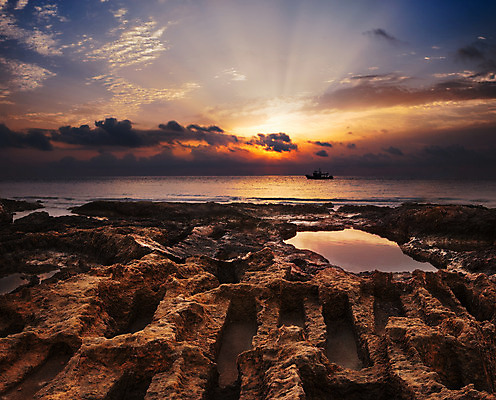 포토 JPG 해외이미지 구름 파도 바다 여행 오렌지 아프리카 자연 하늘 표면 아침 풍경 사람없음 야외 물 여름 햇빛 태양 반사 일출 침묵 일몰 광선 바위 무덤 구멍 지중해 당구 묘사 폐허 튀니지 수평선 해외202004 해외포토 주간 자연요소 계절 나라 과일 구기 노을 소리 돌_바위 생태계 파일형식 이미지허브