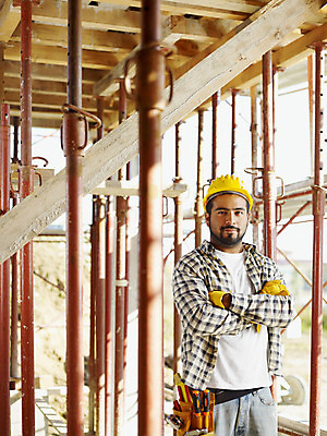 포토 JPG 해외이미지 직업 1 응시 옷 남자 청소년 노동자 한명 서기 안전 사람 상반신 20대 성인 야외 세로 노란색 팔짱 건설현장 업무 작업 자신감 헬멧 땅 히스패닉 건축업자 심각 성인남자만 건설근로자 해외202004 해외포토 시선 건축 감정 컬러 컨셉 모션 건설업 청년 보호장비 남자만 성인만 파일형식 이미지허브