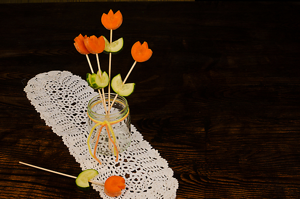 포토 JPG 해외이미지 접시 꽃 음식 채소 부분 건강 요리 사람없음 장식 가로 컬러풀 식사 당근 신선 날것 서빙 주키니 주키니호박 해외202004 해외포토 식물 식기 컬러 뿌리채소 파일형식 이미지허브