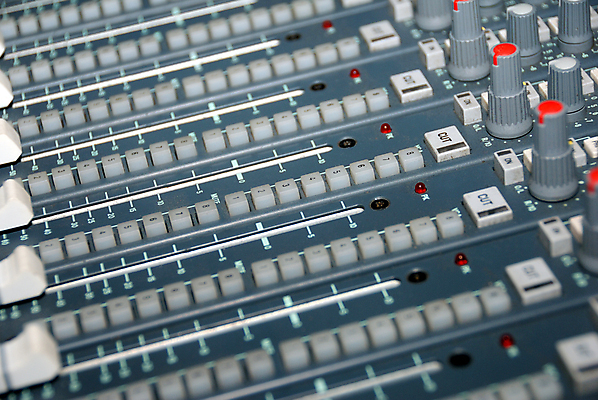 포토 JPG 해외이미지 직업 산업 음악 통신 손잡이 사람없음 디지털 소리 장비 기구 판넬 변화 널 볼륨 혼합 믹서 책상 전자 오디오 방송 스위치 스테레오 계량기 조절 녹음기 뮤지컬 발생 섞기 입력 제어 채널 키패드 효과 해외202004 해외포토 가구 컨셉 문화예술 전자제품 파일형식 녹음_기록 이미지허브