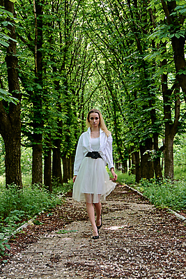 포토 JPG 해외이미지 백인 모델 라이프스타일 드레스 여자 행복 유럽 여행 셔츠 건강 한명 야외 건물 치마 금발 유행 여행객 수확 도시 화려 우아함 복고 타운 내추럴 해외202004 해외포토 서양인 1 헤어스타일 건축물 옷 감정 나라 컨셉 상의 농업 하의 사람 생활 파일형식 이미지허브