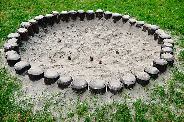 포토 JPG 해외이미지 라이프스타일 공원 어린이 모래 놀이 휴식 풍경 사람없음 야외 목재 원형 지역 해외202004 해외포토 도형 나무 공공시설 컨셉 재료 사람 생활 파일형식 이미지허브