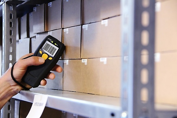 포토 JPG 해외이미지 백인 직업 손 산업 선 비즈니스 공장 교통시설 노동자 손바닥 사람 사람없음 빛 컴퓨터 상자 독서 숫자 알약 라벨 상점 디지털 자료 장비 정보 흰색 업무 시장 암호 주식 컨테이너 창고 바코드 전자 물류 스캐너 스캔 신분증 제어 해외202004 해외포토 서양인 문자 컬러 교통 공업 프레임 신체부위 금융 전자제품 약 작업 시설 증명서 파일형식 이미지허브