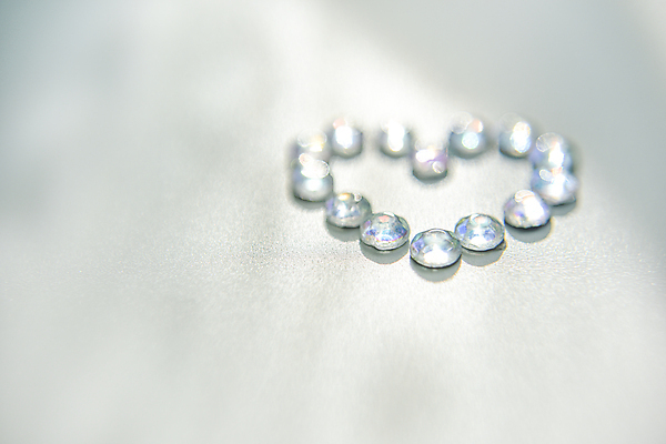 포토 JPG 해외이미지 모양 백그라운드 무지개 불꽃 발렌타인데이 선물 사랑 사람없음 옆모습 빛 유행 흰색 하트 선택 떨어짐 크리스탈 질감 고립 고체 해외202004 해외포토 자연요소 감정 뷰포인트 컬러 컨셉 데이이벤트 불 광석 파일형식 이미지허브