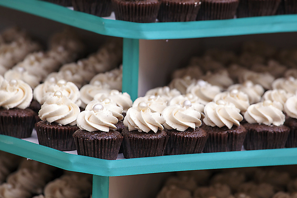 포토 JPG 해외이미지 디저트 쟁반 사람없음 세일 케이크 초콜릿 얼음 빵집 컵케이크 휘핑크림 해외202004 해외포토 자연요소 음식 상점 크림 휘핑 파일형식 이미지허브