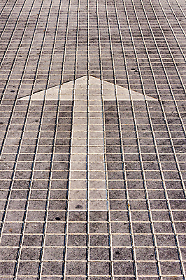 포토 JPG 해외이미지 도로 길 선 백그라운드 교통시설 모션 표면 추상 화살 거리 바닥 안전 사람없음 야외 건물 세로 빛 우주 검은색 회색 정보 흰색 도시 고속도로 아스팔트 방향 심볼 사인 싱글 질감 장면 조준 한조각 방법 울퉁불퉁 직진 콘크리트 해외202004 해외포토 1 건축물 컬러 교통 무늬 시설 파일형식 이미지허브