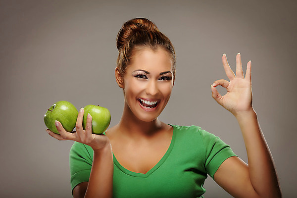 포토 JPG 해외이미지 라이프스타일 응시 행복 얼굴 포즈 다이어트 과일 성공 건강 한명 가로 초록색 표현 잡기 사과 사인 해외202004 해외포토 1 시선 감정 컬러 컨셉 모션 사람 생활 신체부위 파일형식 이미지허브