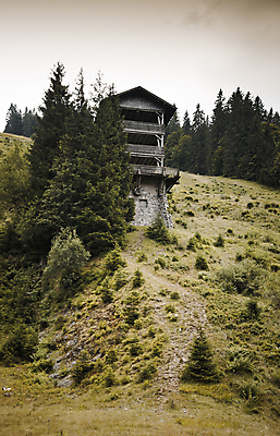 포토 JPG 해외이미지 나무 구름 유럽 잎 밭 비즈니스 자연 하늘 산 주택 풍경 사람없음 야외 목재 가로 초록색 파란색 빛 농가 추위 골동품 가을 시골 역사 숲 방목 땅 언덕 시골집 조경 장면 구식 옛날 오해 해외202004 해외포토 자연요소 식물 계절 나라 컬러 농업 재료 건물 농장 축산업 생태계 파일형식 이미지허브