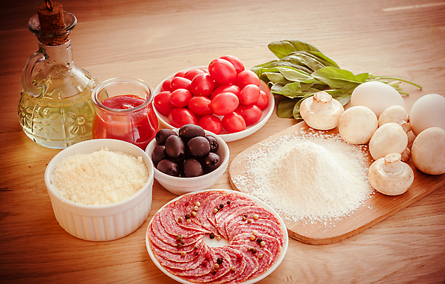 포토 JPG 해외이미지 음식 토마토 채소 탁자 양파 치즈 파프리카 피자 건강 요리 사람없음 목재 빨간색 초록색 주방 검은색 식사 버섯 이탈리아 빵집 흰색 신선 체리 소시지 낟알 케첩 자르기 허브 컵받침 준비 올리브 슬라이스 반죽 밀가루 토핑 후추 시금치 성분 훈제 살라미 엘리먼트 오레가노 해외202004 해외포토 나무 식물 열매 유럽 컬러 가구 과일 재료 모션 유제품 패스트푸드 서양음식 상점 소스_음식 가공식품 가루 받침대 향신료 파일형식 이미지허브